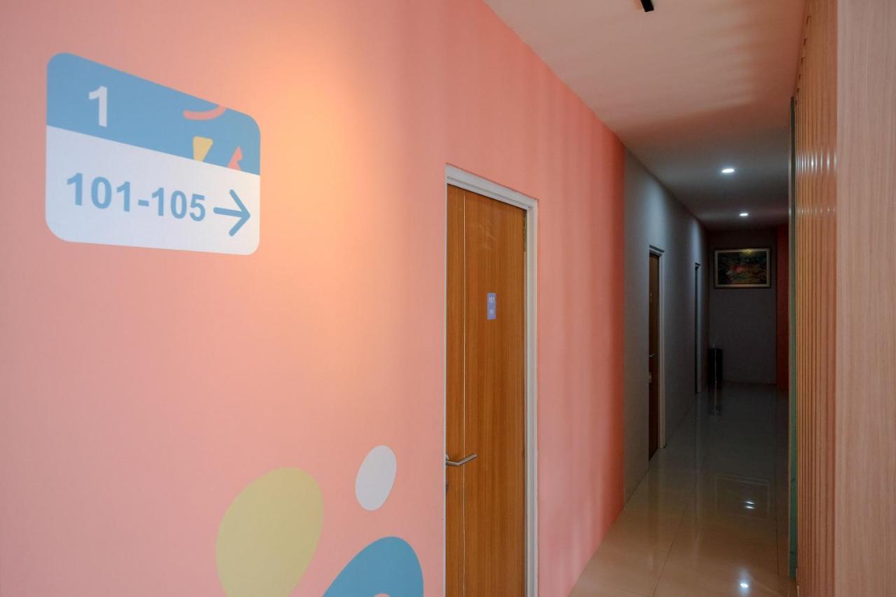 Sans Hotel Tiga Putri Semarang By Reddoorz Exterior foto