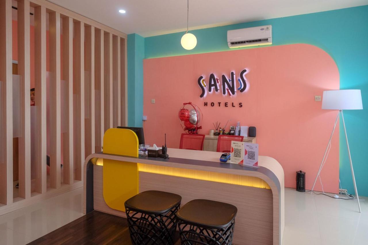 Sans Hotel Tiga Putri Semarang By Reddoorz Exterior foto