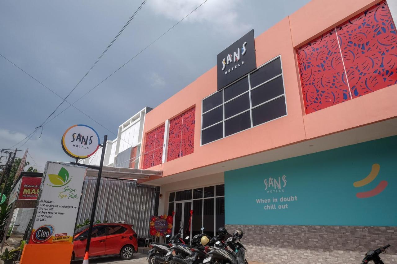 Sans Hotel Tiga Putri Semarang By Reddoorz Exterior foto