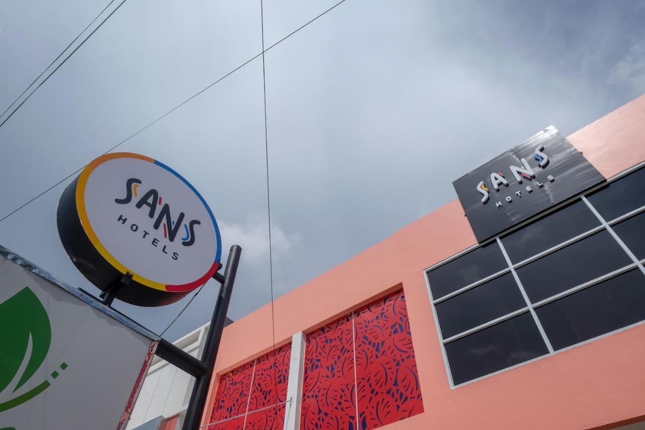 Sans Hotel Tiga Putri Semarang By Reddoorz Exterior foto