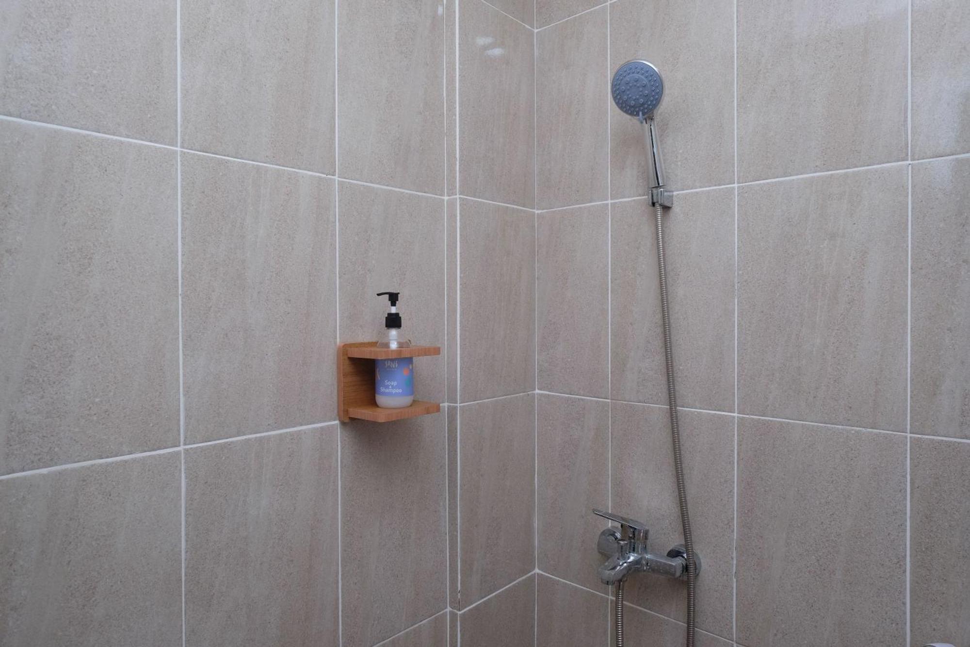 Sans Hotel Tiga Putri Semarang By Reddoorz Zimmer foto