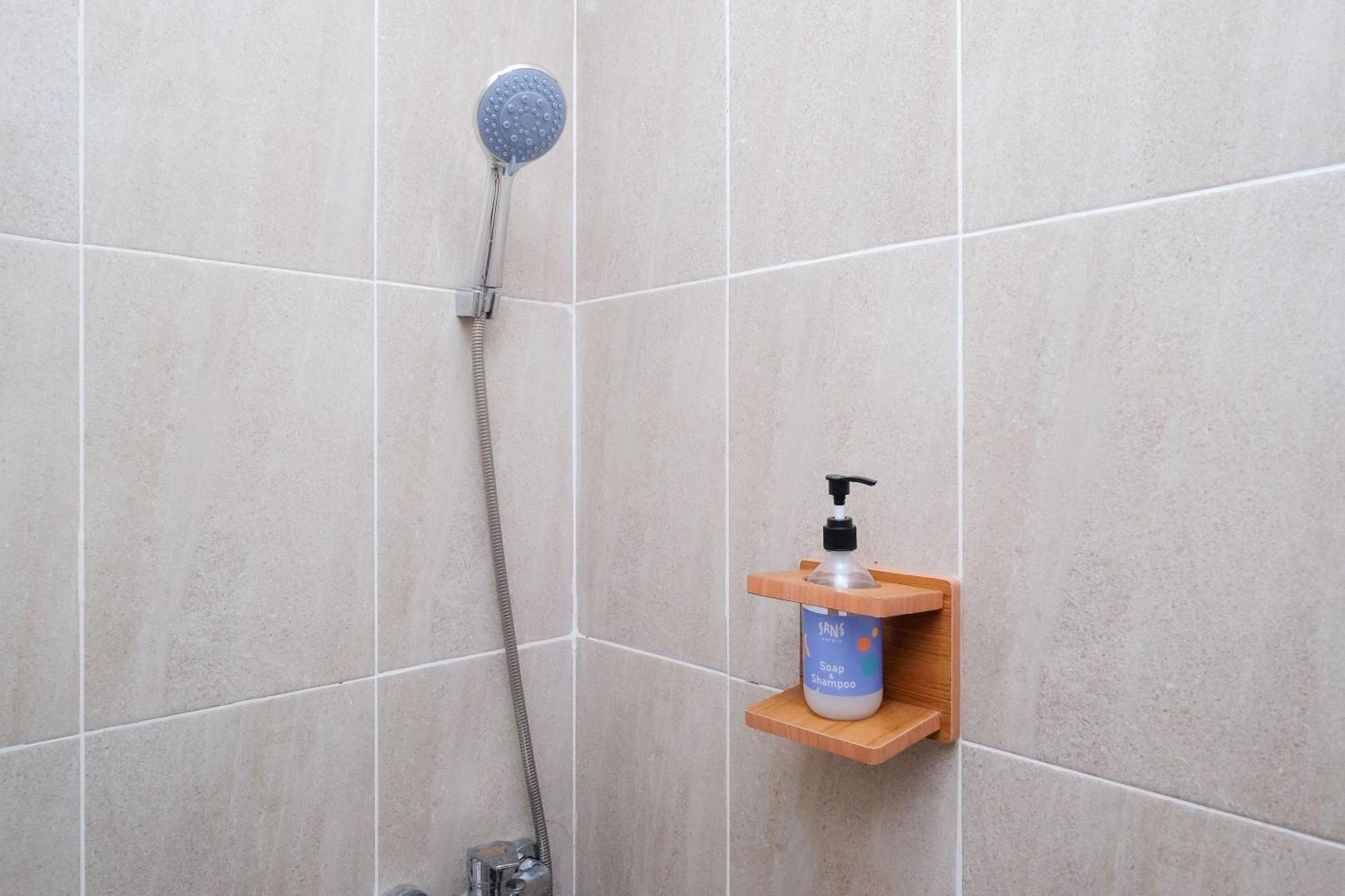 Sans Hotel Tiga Putri Semarang By Reddoorz Zimmer foto